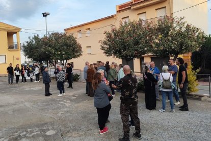 Un instante de la concentración que llevaron a cabo los vecinos el sábado para reclamar que se actúe en el camino.