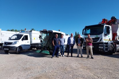 Al centre, el regidor Andreu Gassó i el delegat de PreZero César González, amb tècnics del servei i els nous vehicles que s'incorporen a la flota.