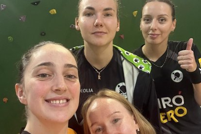 Abajo, Elvira Rad y Aliona Skobina (manager team);arriba Anastasia Kolish y Andrea Todorovic.