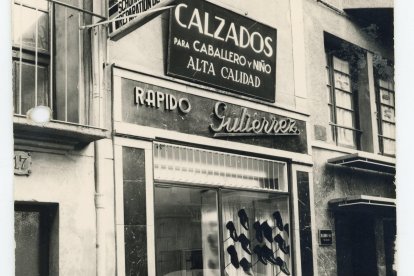 Imatge històrica del comerç 'Calçats Gutiérrez', ubicat a la raval de Jesús de Reus fins l'any 2011.