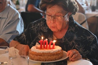 Encarnació Martínez Sardà, vecina centenaria de Forès, en la Conca de Barberà, durante un homenaje en su pueblo el pasado mes de julio