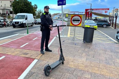 Un agente de la Policia Local de Torredembarra con un patinete