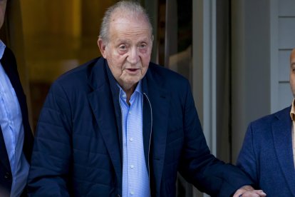 El rey emérito Juan Carlos I a su salida de un restaurante cerca de la casa de su amigo Pedro Campos, este miércoles en O Grove