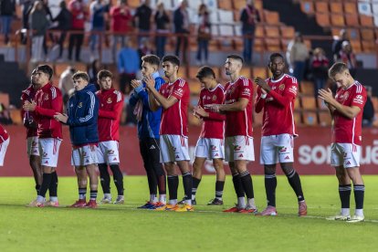 Los jugadores granas aplauden a la afición en el Nou Estadi.