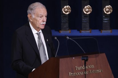 El escritor Eduardo Mendoza, Premio Princesa de Asturias de las Letras, durante la ceremonia de entrega de los galardones.