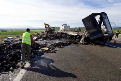 El accidente ha destrozado tres camiones, que se han encontrado en el punto kilométrico 320