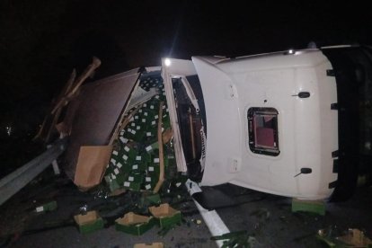 El camión quedó volcado de forma lateral en sentido norte.