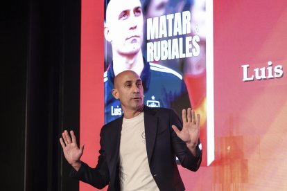 El expresidente de la Real Federación Española de Fútbol (RFEF), Luis Rubiales, durante la presentación este jueves en Madrid del libro 'Matar a Rubiales'