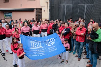 Bandera de la Unesco que s'ha hissat a Valls per rememorar la proclamació dels castells com a Patrimoni de la Humanitat  ¡