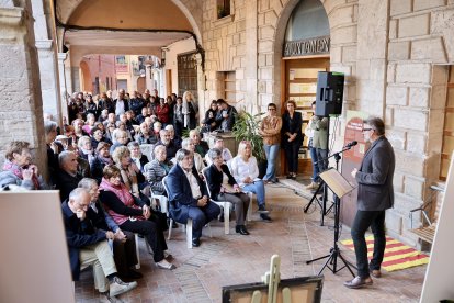 La llamborda en record de l'alcalde s'ha col·locat a la porta de l'Ajuntament de Falset.