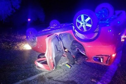 El coche terminó volcando en una rotonda en Reus. El conductor iba bebido y drogado.