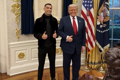 El presidente de Estados Unidos, Donald Trump (d) posando con el jugador de fútbol, Cristiano Ronaldo en la Casa Blanca en Washington (EE.UU.).
