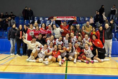 Las jugadoras rojillas celebran el triunfo en Menorca.