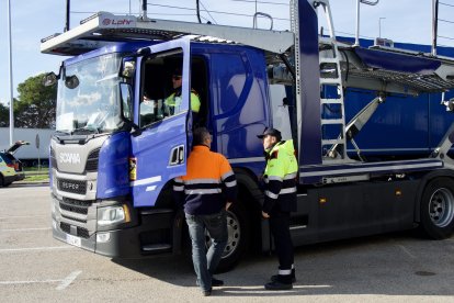 Un control de camiones de los Mossos en el área de L'Aldea.