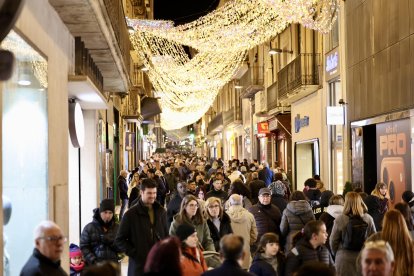 El carrer Monterols, uno de los más transitados por Navidad.