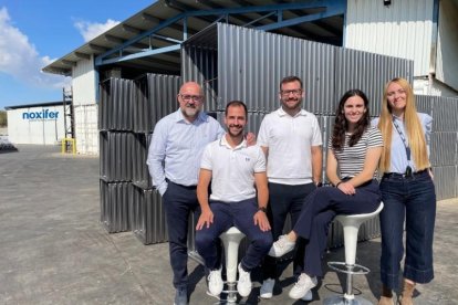 Las dos generaciones de esta empresa familiar, junto a la actual dirección.