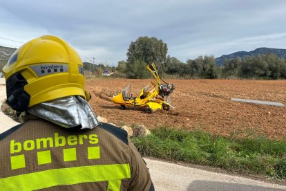 El autogiro ha caído en el campo de aviación.