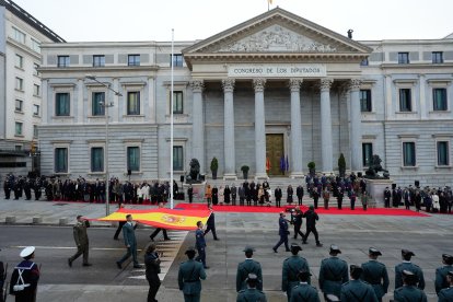 Acto institucional de izado de bandera con motivo del Día de la Constitución, este sábado a las puertas del Congreso de los Diputados.