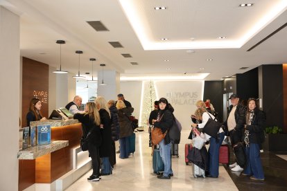Turistas, hace un par de semanas, haciendo gestiones en la recepción del hotel Olympus Palace de Salou.