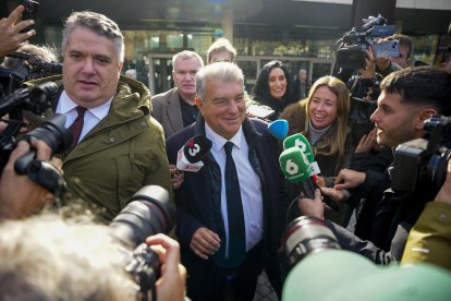 El presidente del Barcelona, Joan Laporta (c), rodeado de periodistas, a su salida este viernes del Juzgado de instrucción número 1 de Barcelona tras declarar como testigo en el marco de la instrucción del caso Negreira, que investiga el pago de más de 7 millones de euros por parte del club a este entre 2001 y 2018 cuando era vicepresidente del Comité Técnico de Árbitros
