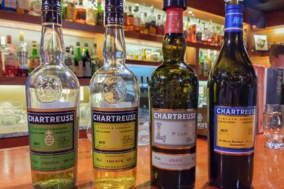 Botellas de Chartreuse en un bar, en una imagen de archivo