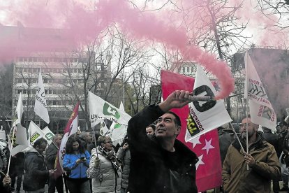 Las organizaciones de agricultores protestan ante la sede de la Comisión Europea en Madrid