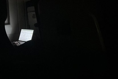 Una usuaria en un tren sin luz