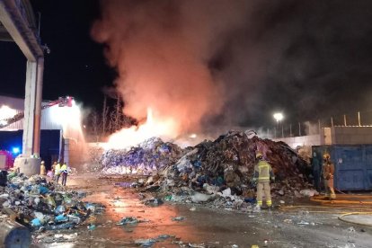 Los bomberos durante los trabajos de extinción esta noche.
