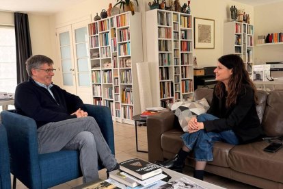 El líder de Junts, Carles Puigdemont, y la presidenta del grupo en el Parlament de Catalunya, Mònica Sales. La reunión se ha celebrado en Waterloo