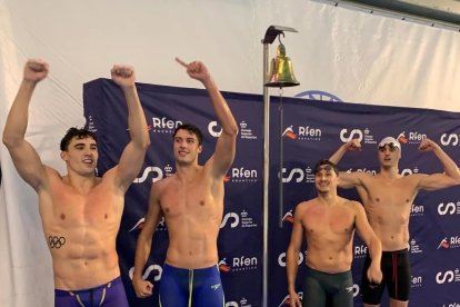 Carles Coll, a la derecha, junto a Sergio de Celis, Joan Casanovas y Arnau Pifarré tras batir el récord de España de los 4x50 metros libres.