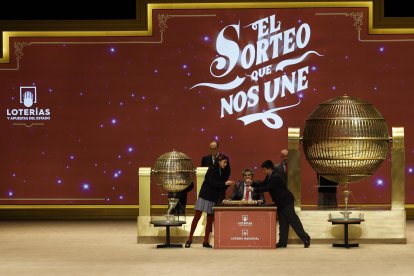 Aisha Solange (i) y Gorka Calderón (d), los niños de la Residencia San Ildefonso del Ayuntamiento de Madrid encargados de cantar premio y número, respectivamente.