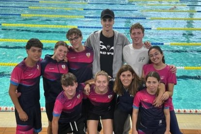 Los nadadores el Club Natació Tàrraco junto a Carles Coll y Martí Rosell.