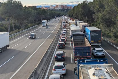 Cola kilométrica en sentido sur antes de llegar a la salida de Tarragona.