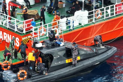 Barcos de rescate de Indonesia tratan de localizar a tres españoles desaparecidos en el naufragio del pasado viernes