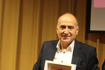 Joan Launes amb el reconeixement del Micro Daurat.