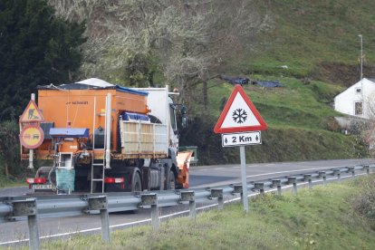 Imagen de archivo de una máquina quitanieves repartiendo sal por la carretera