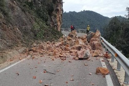La carretera se ha cortado poco antes de las 13 horas a raíz de estas rocas en la calzada.
