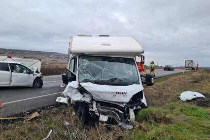 La colisión entre el turismo y la caravana provocó la muerte de los ocupantes del coche, un matrimonio de Tarragona.
