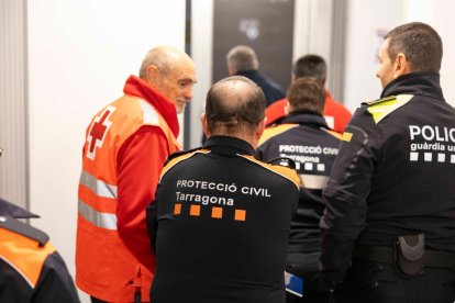 Trabajadoras de Servicios Sociales, voluntarios de Protección Civil, Cruz Roja y agentes de la Guardia Urbana han atendido a 15 personas sin hogar en las calles de Tarragona