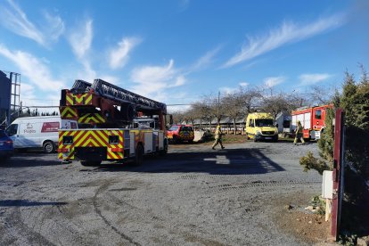 Los equipos de extinción en la granja de conejos.