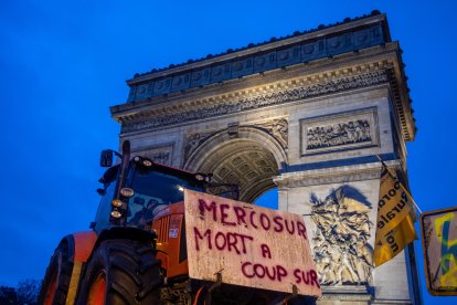 Agricultores franceses bloquean la rotonda de los Campos Elíseos con tractores para presionar al Gobierno francés a bloquear el acuerdo comercial con el Mercosur