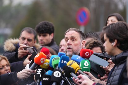 El líder de ERC, Oriol Junqueras, haciendo declaraciones tras la reunión con el presidente español, Pedro Sánchez.