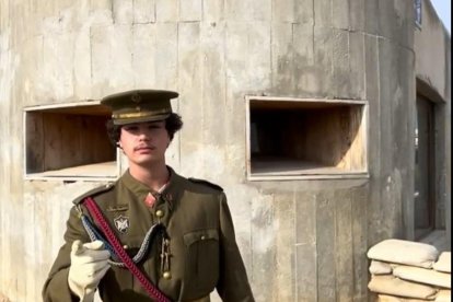 Eric ataviado con el uniforme de las milicias universitarias junto a la defensa construida en Cunit.