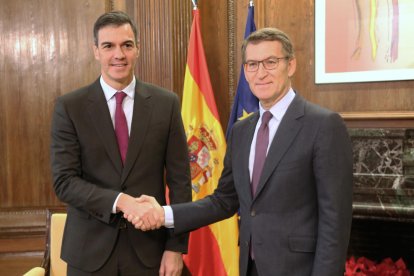 Reunión entre el presidente del Gobierno español, Pedro Sánchez, y el líder del PP, Alberto Núñez Feijóo, este viernes por la mañana en el Congreso de los Diputados