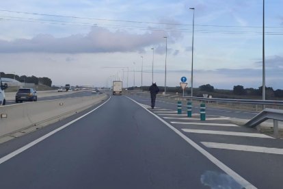 Un hombre en patinete a punto de incorporarse en la A-7, a la altura de Cambrils