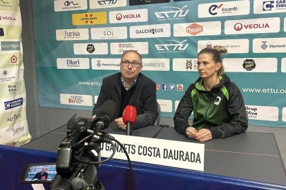 El presidente de los Ganxets, Joan Carles Virgili, y la jugadora Olga Vorobeva.