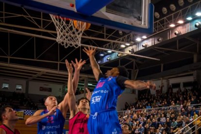 Instante del duelo entre el CBT y el Castelldefels en El Serrallo