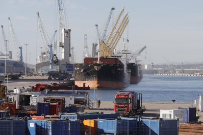 Imagen de la zona de carga y descarga de contenedores del Port de TarragonaPORT DE TARRAGONA; CONTENEDORES