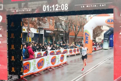 Núria Gil, entrando en meta como campeona de Catalunya.