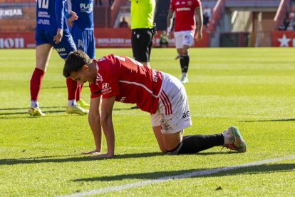 Marcos Baselga se lamenta en el césped del Nou Estadi.